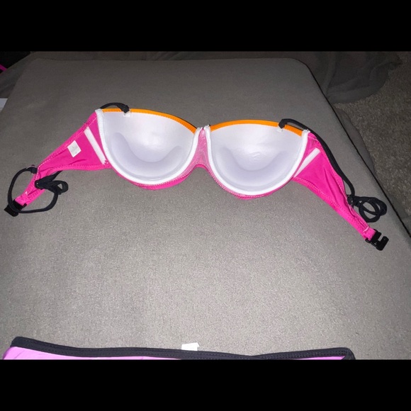 Color Block swimsuit - Picture 2 of 5